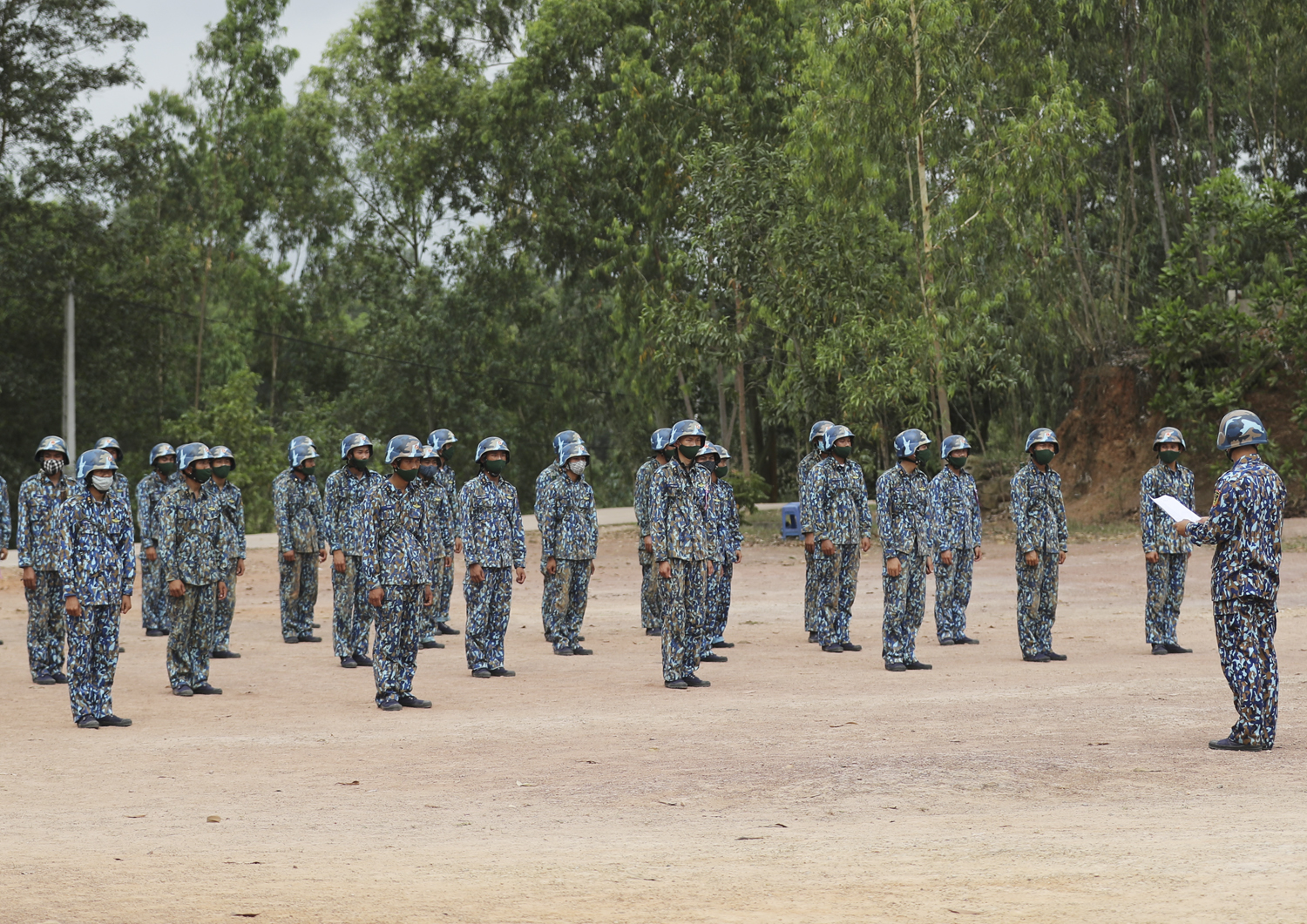 Quán triệt nội dung và đọc danh sách các đợt vào kiểm tra bắn súng.